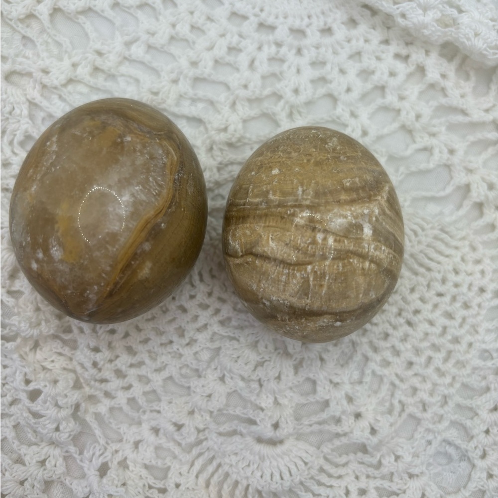 2 polished aragonite eggs - Picture 1 of 10